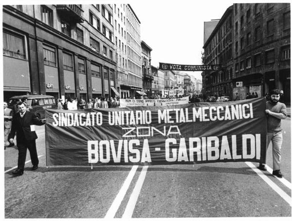 Manifestazione del primo maggio - Corteo dei lavoratori in Corso Venezia - Striscione sindacato unitario metalmeccanici zona Bovisa Garibaldi