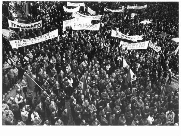 Sciopero contro l'attentato fascista al circolo "La Torretta" - Comizio in piazza della Resistenza ripreso dall'alto - Operai con tuta da lavoro - Striscioni - Bandiere