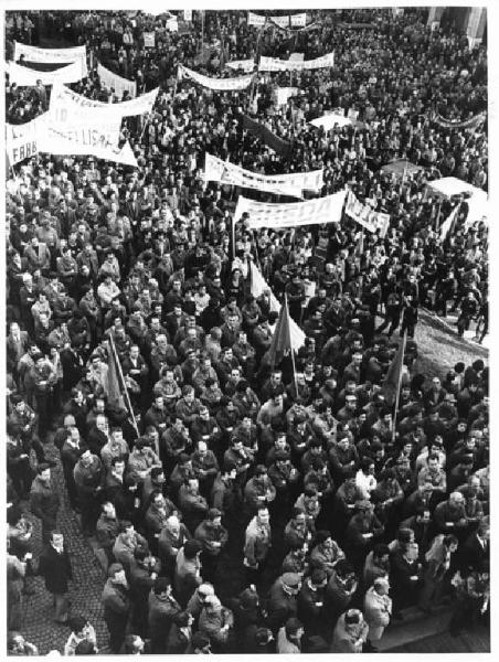 Sciopero contro l'attentato fascista al circolo "La Torretta" - Comizio in piazza della Resistenza ripreso dall'alto - Operai con tuta da lavoro - Striscioni - Bandiere