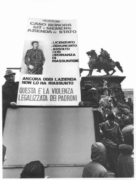 Sciopero unitario dei lavoratori dell'industria - Lavoratori in piazza del Duomo - Cartello dei lavoratori della Sit Siemens - Monumento a Vittorio Emanuele II