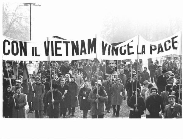 Manifestazione per la pace in Vietnam - Corteo - Striscione "Con il Vietnam vince la pace"