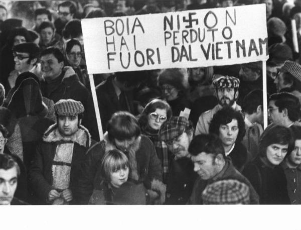 Manifestazione per la pace in Vietnam - Piazza Sempione - Manifestanti davanti all'Arco della Pace - Cartello