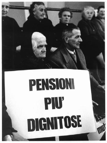 Manifestazione nazionale Cgil, Cisl e Uil per le pensioni - Palalido - Interno - Comizio - Donna pensionata sui gradini con cartello