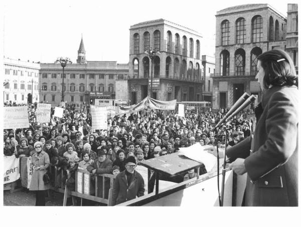 Manifestazione 8 marzo per la giornata internazionale della donna - Comizio in piazza del Duomo - Palco - Jone Bagnoli al microfono - Donne al comizio - Cartelli - Striscioni