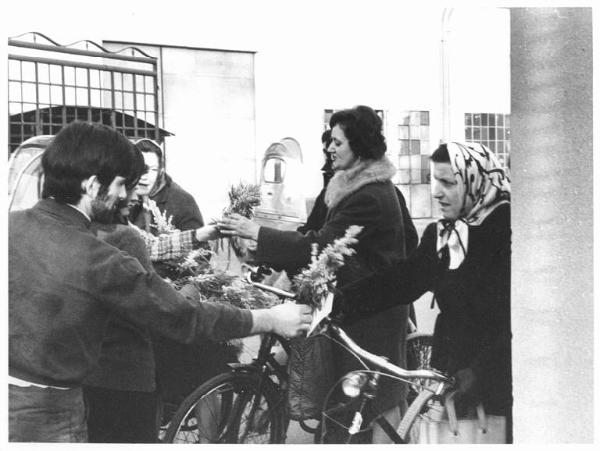 Fabbrica - Ingresso - Giornata internazionale della donna - Distribuzione della mimosa alle operaie - Donne con bicicletta