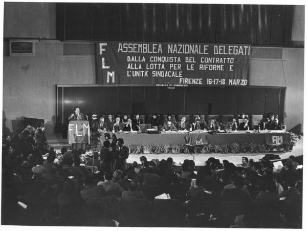 Teatro - Interno - Assemblea nazionale dei delegati Flm - Palco - Tavolo della presidenza - Parola d'ordine - Bandiera Flm