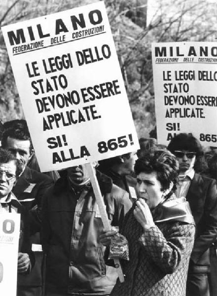 Sciopero nazionale dei lavoratori edili - Corteo - Lavoratrice di Milano con cartello