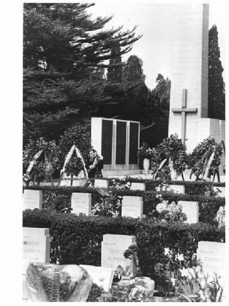 Anniversario della liberazione - Cimitero - Campo dei partigiani - Donna porta i fiori - Monumento - Lapidi - Corone