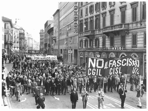 Manifestazione del primo maggio - Corteo dei lavoratori in Corso Venezia - Striscioni "No al fascismo - Cgil, Cisl, Uil"