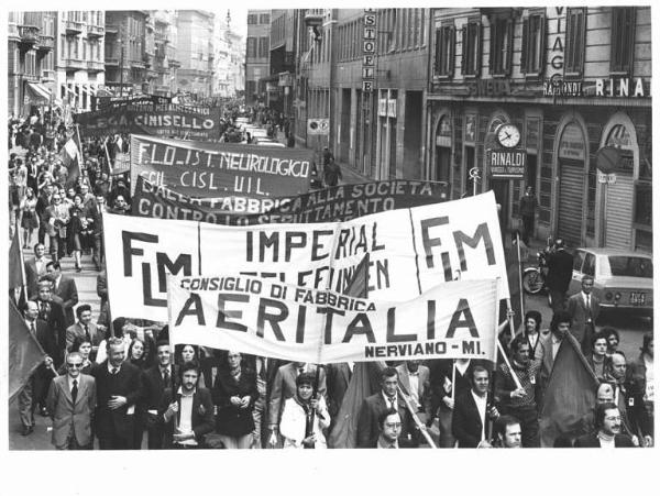 Manifestazione del primo maggio - Corteo in Corso Venezia - Spezzone lavoratori della Aeritalia e della Imperial Telefunken - Striscioni - Bandiere