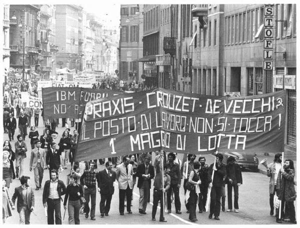 Manifestazione del primo maggio - Corteo in Corso Venezia - Spezzone lavoratori della Praxis Crouzet - Striscioni