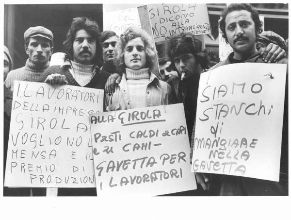 Sciopero dei lavoratori della impresa Girola per la mensa - Presidio - Ritratto di gruppo - Lavoratori con cartelli di protesta