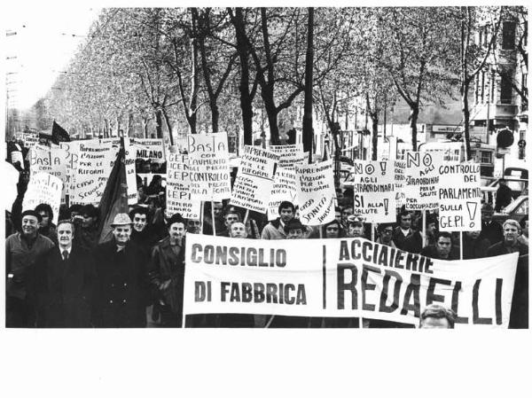 Sciopero dei lavoratori delle zone Romana e Lambrate in solidarietà con i lavoratori della Lesa - Corteo - Spezzone lavoratori della Redaelli - Striscioni - Cartelli - Bandiera