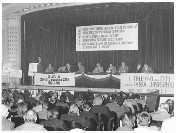 Teatro Odeon - Interno - Assemblea del Sunia, sindacato inquilini - Tavolo della presidenza - Parola d'ordine - Striscioni - Cartelli
