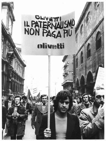 Sciopero dei lavoratori del Gruppo Olivetti - Corteo in via dei Mercanti - Striscione - Cartelli