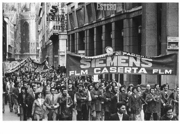 Sciopero dei lavoratori del Gruppo Sit Siemens per le riforme - Corteo in corso Vittorio Emanuele II verso l'Intersind - Operai con grembiule da lavoro - Striscioni