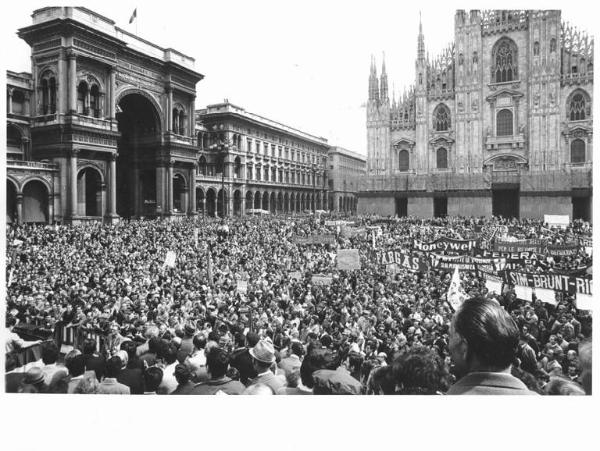 Festa dei lavoratori - Manifestazione del primo maggio - Comizio in piazza del Duomo - Panoramica sulla piazza - Folla di lavoratori - Striscioni - Il Duomo con impalcature