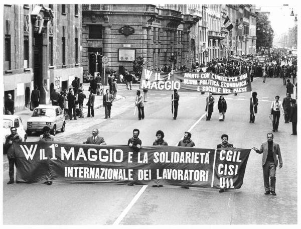 Festa dei lavoratori - Manifestazione del primo maggio - Corteo in corso Venezia - Striscione Cgil, Cisl, Uil