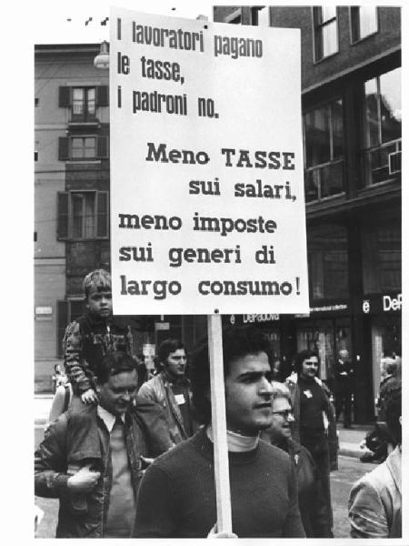 Festa dei lavoratori - Manifestazione del primo maggio - Corteo in corso Venezia - Lavoratore con cartello sulle tasse