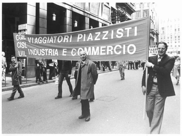 Festa dei lavoratori - Manifestazione del primo maggio - Corteo in corso Vittorio Emanuele II - Spezzone dei lavoratori Viaggiatori e piazzisti, industria e commercio - Striscioni