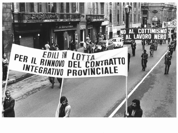 Festa dei lavoratori - Manifestazione del primo maggio - Corteo in corso Venezia - Spezzone lavoratori edili - Striscioni