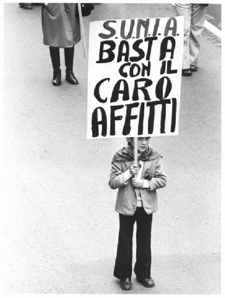 Festa dei lavoratori - Manifestazione del primo maggio - Corteo - Bambino con cartello contro il caro affitti