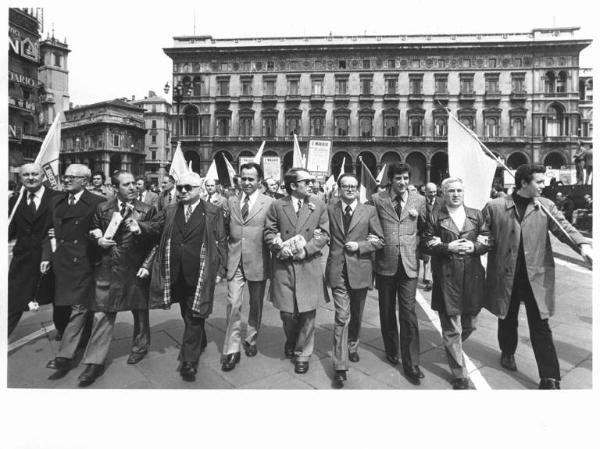 Festa dei lavoratori - Manifestazione del primo maggio - Corteo in piazza del Duomo - Spezzone Dc - Esponenti politici - Cartelli - Bandiere