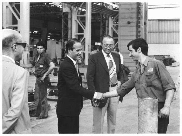 Ceruti - Interno della fabbrica - Visita di un addetto commerciale vietnamita - Stretta di mano con un operaio - Operai con tuta da lavoro