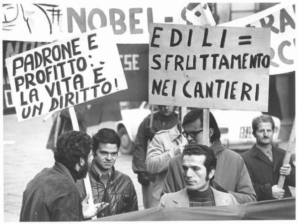 Sciopero generale in difesa del salario e dell'occupazione - Manifestazione interregionale a Torino - Corteo - Lavoratori con cartelli