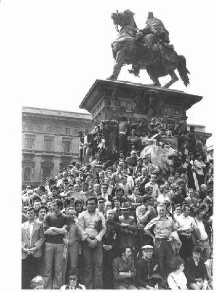 Festa dei lavoratori - Manifestazione del primo maggio - Comizio in piazza del Duomo - Manifestanti sul monumento a Vittorio Emanuele II - Bandiere