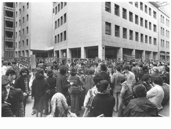 Sciopero dei lavoratori chimici - Presidio davanti alla sede della direzione della Lepetit - Comizio - Lavoratori - Striscioni