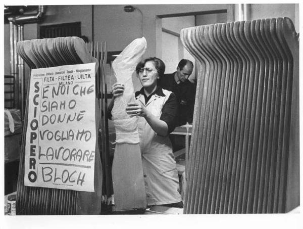 Fabbrica Bloch - Interno - Occupazione dei lavoratori contro i licenziamenti - Donna al lavoro - Cartello di protesta Filta, Filtea, Uilta