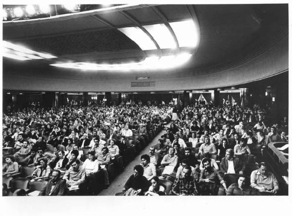 Teatro - Interno - 10° Congresso della Camera Confederale del Lavoro di Milano e provincia - Panoramica sulla sala - Platea con delegati