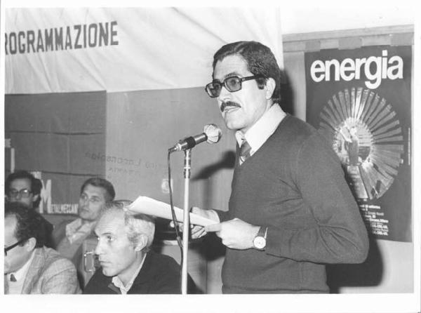 Fabbrica Ercole Marelli - Interno - Incontro sui problemi del settore energetico - Tavolo della presidenza - Ritratto maschile - Carlo Moro al microfono - Manifesto