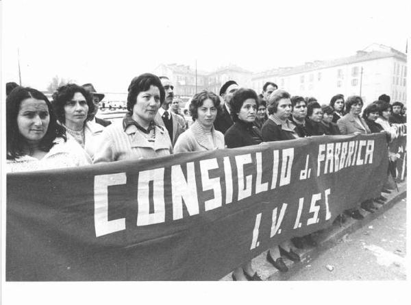 Sciopero dei lavoratori chimici - Presidio davanti alla sede di Regione Lombardia - Lavoratrici della Ivisc dietro allo striscione