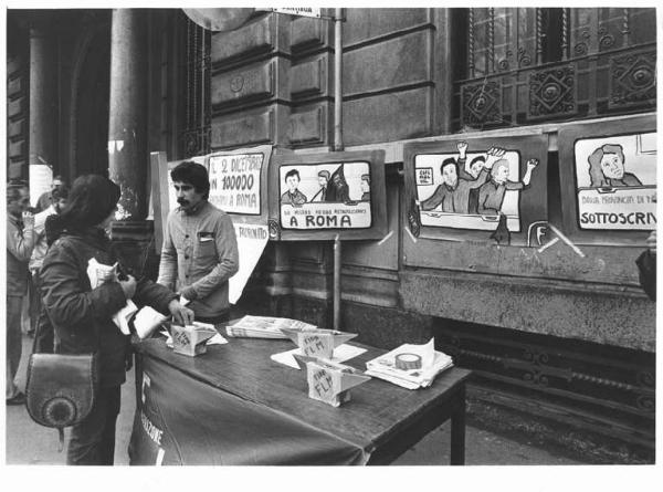 Fabbrica Tibb - Banchetto con operaio davanti all'ingresso della fabbrica - Raccolta fondi per la manifestazione di Roma indetta dalla Flm - Cartelli