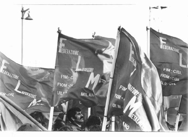 Sciopero nazionale dei lavoratori metalmeccanici - Corteo - Lavoratori con bandiere Flm