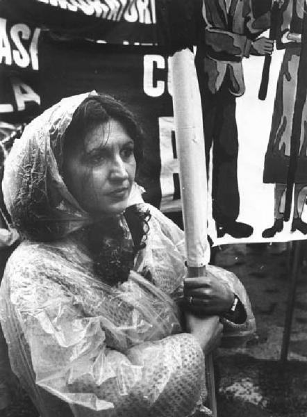 Manifestazione del primo maggio sotto la pioggia - Comizio in piazza del Duomo - Ritratto femminile - Donna con striscione