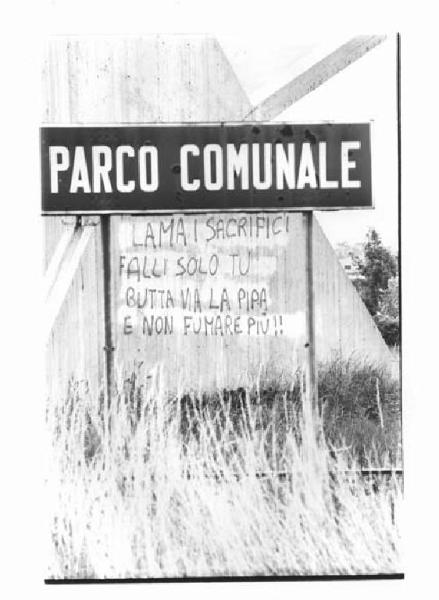 Parco comunale - Muro con scritta di protesta contro Luciano Lama - Cartello "parco comunale"
