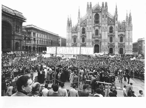 Festa dei lavoratori - Manifestazione del primo maggio - Comizio in piazza del Duomo - Panoramica sulla piazza - Folla di manifestanti - Striscioni - Il Duomo