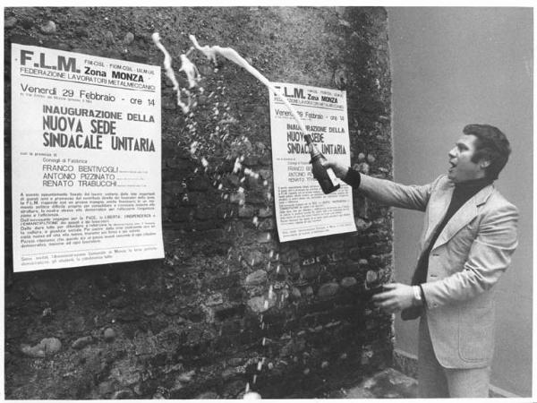 Inaugurazione della nuova sede della Flm di Monza - Uomo spruzza champagne sul muro - Manifesto