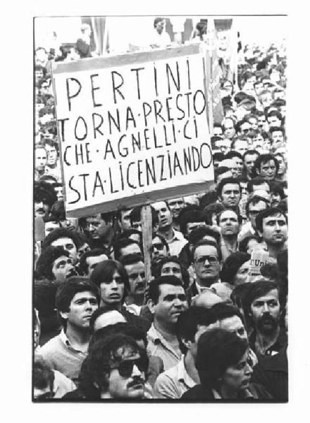 Sciopero dei lavoratori contro i licenziamenti alla Fiat - Comizio in piazza - Folla di lavoratori - Cartello