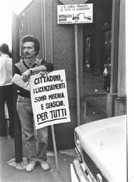 Sciopero dei lavoratori contro i licenziamenti alla Fiat - Ritratto maschile - Lavoratore con cartello