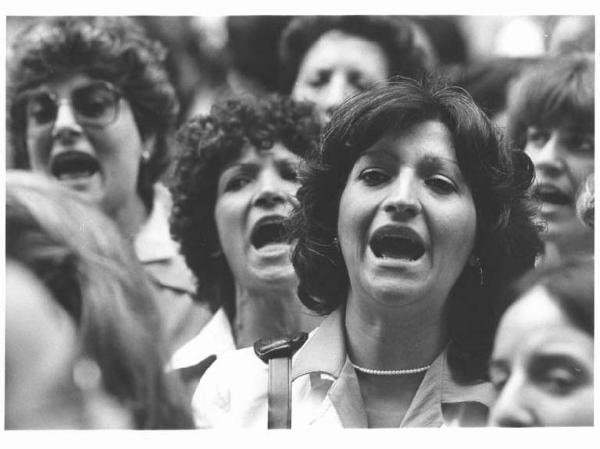 Sciopero dei lavoratori di diverse fabbriche contro i licenziamenti, per l'occupazione - Presidio davanti alla sede dell'Assolombarda - Ritratto femminile - Operaie mentre cantano