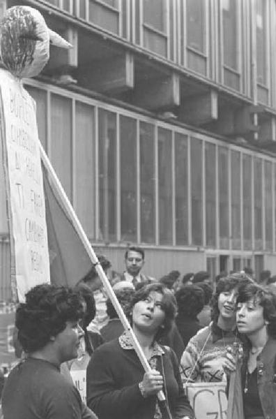 Sciopero dei lavoratori di diverse fabbriche contro i licenziamenti, per l'occupazione - Presidio davanti alla sede dell'Assolombarda - Donne con cartello e bandiera