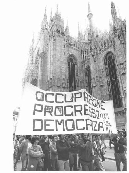 Sciopero generale a sostegno dei lavoratori della Fiat licenziati - Corteo in piazza del Duomo - Lavoratori con striscione