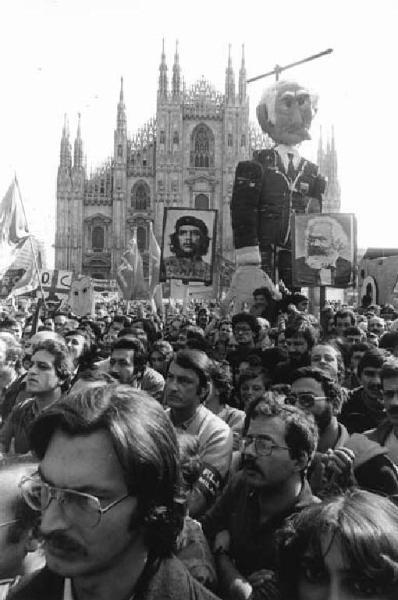 Sciopero generale a sostegno dei lavoratori della Fiat licenziati - Comizio in piazza del Duomo - Folla di lavoratori - Fantoccio di Agnelli - Foto di Che Guevara e Karl Marx - Bandiere Flm - Facciata del Duomo di Milano
