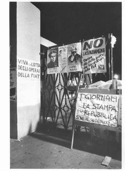 Fabbrica Fiat - Picchetto notturno dei lavoratori alle porte 3-4-5 contro i licenziamenti - Ingresso - Manifesti - Scritte di lotta - Foto di Antonio Gramsci e Karl Marx