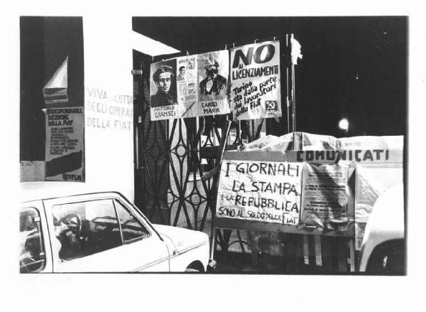Fabbrica Fiat - Picchetto notturno dei lavoratori alle porte 3-4-5 contro i licenziamenti - Ingresso - Manifesti - Scritte di lotta - Foto di Antonio Gramsci e Karl Marx