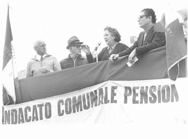 Manifestazione pensionati - Comizio in piazza - Palco con oratori - Striscione - Bandiera